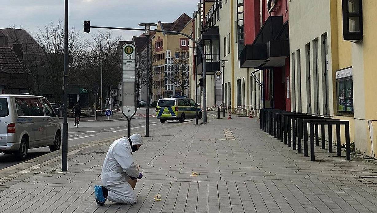 Ein Ermittler sichert die Spuren in Minden. | © Patrick Schwemling