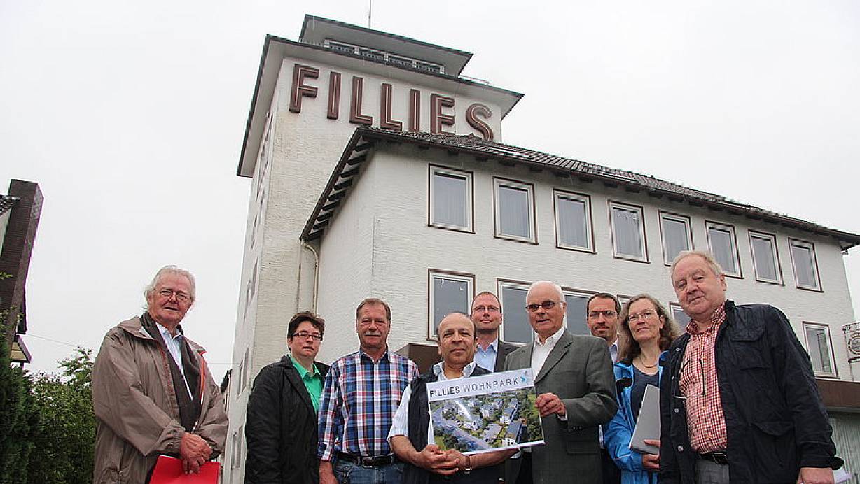 Architekt Masoud Saadat (4.v.l.) und der ehemalige Miteigentümer der Immobilie, Herbert Bojahr (4.v.r.) zeigen, wie der neue Wohnpark aussehen wird. Mit im Bild Werner Kindsgrab (v.l.), Inken Passe, Friedrich-Franz Fielitz, Martin Linke, Steffen Lingk, Ute Gauchel und Karl-Heinz Schmitz. | © FOTO: MICAELA BREDER