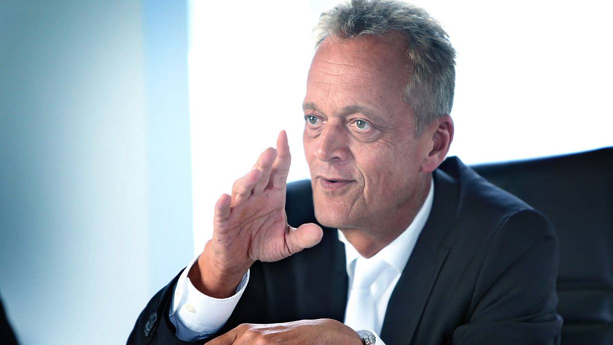Im Gespräch: Peter Wüller, Rechtsanwalt aus Bielefeld, vertritt Angelika W. Ihr wird ein Doppelmord vorgeworfen. | © Foto: Sarah Jonek