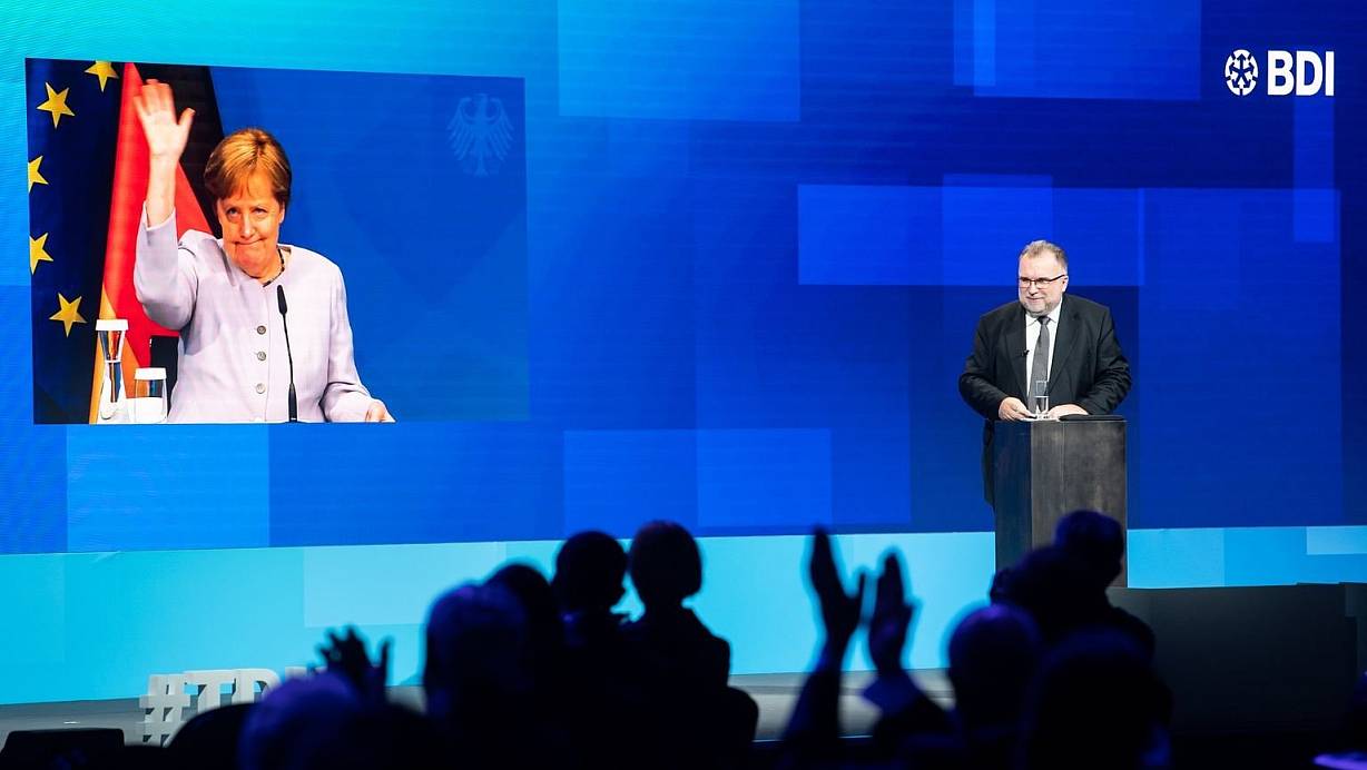 Die per Video live zugeschaltete Bundeskanzlerin Angela Merkel (CDU) verabschiedet sich nach ihrer Reder beim Tag der deutschen Industrie des Bundesverbandes der Deutschen Industrie (BDI). | © Foto: Bernd von Jutrczenka/dpa