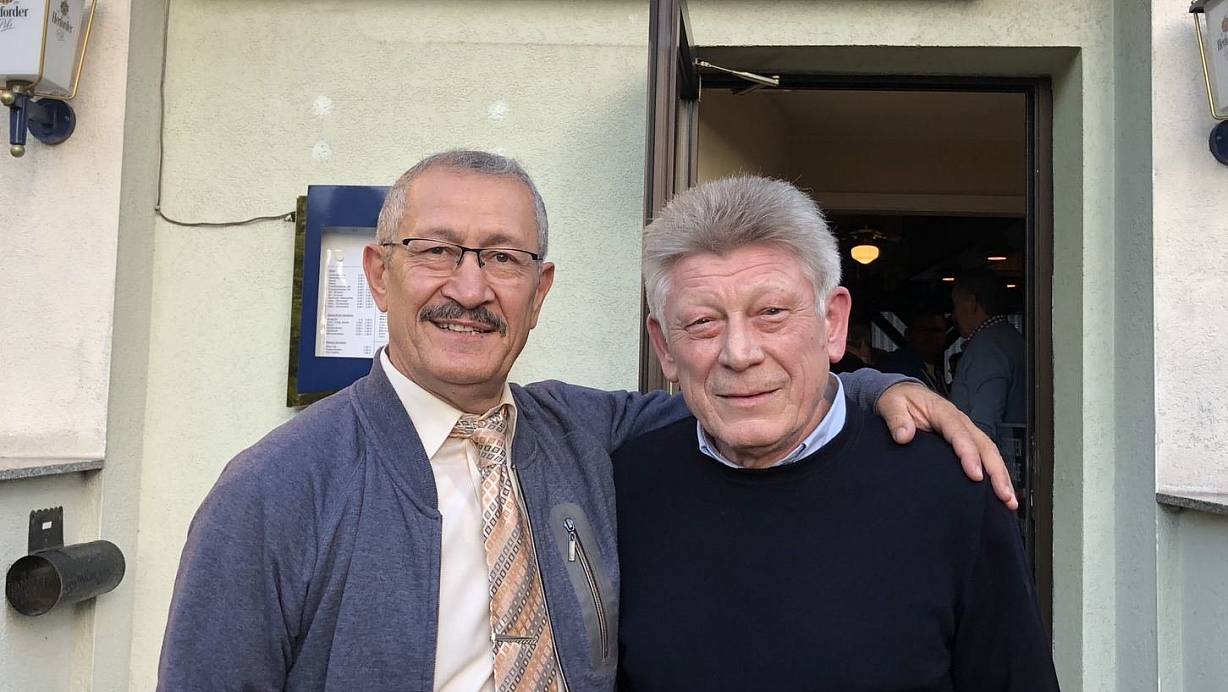 Besitzerwechsel: Nach 27 Jahren übergibt Stjepan Jularic (r.) die Schlüssel an Sigi Kartal. | © Charlotte Mahncke