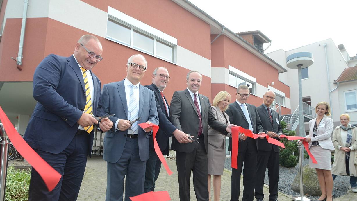 Das Band ist durchschnitten: Ende Oktober 2014 gaben Matthias Bracht (MKK; v. l.), Bernd Hachmann, Ernst-Wilhelm Rahe (SPD-Landtags-Mitglied), Ralf Niermann, Tanja Warda, Olaf Bornemeier (MKK) und Michael Fantini den Weg ins umgebaute Krankenhaus Rahden frei. | &copy; Joern Spreen-Ledebur