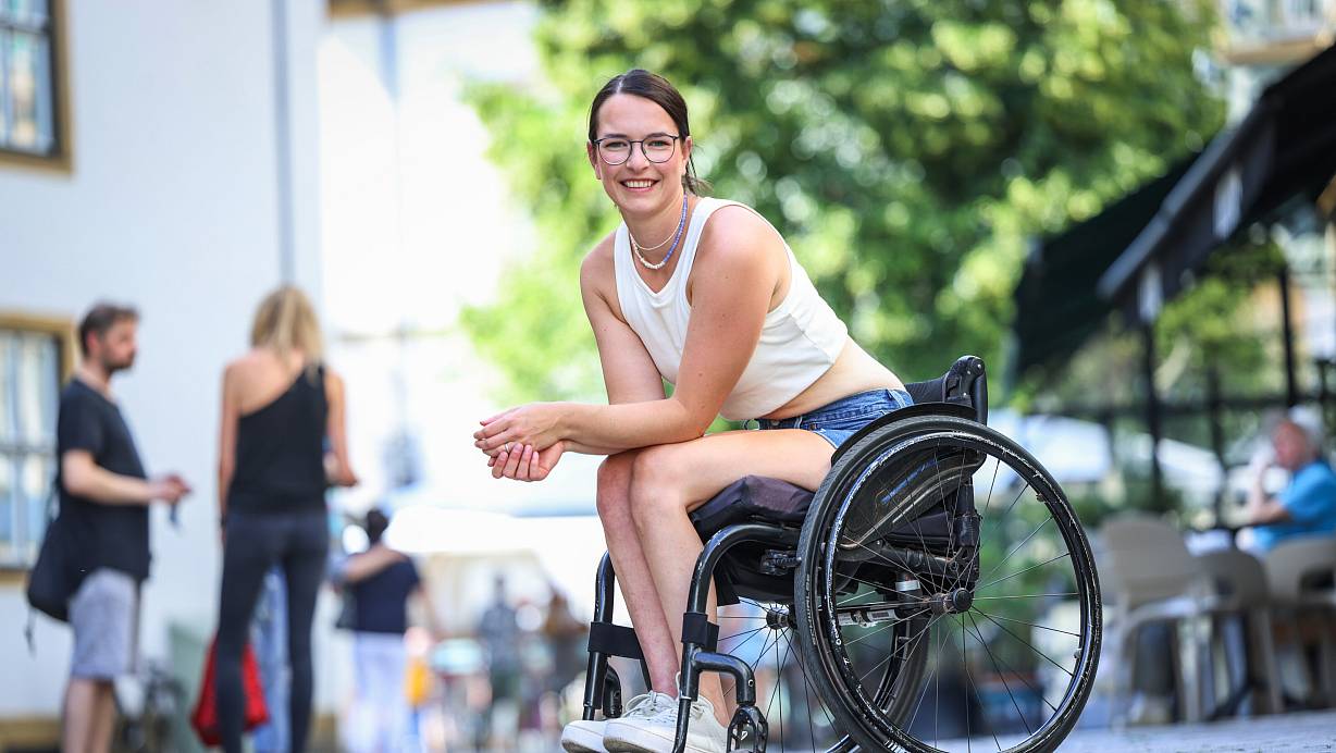 Britta Wend hatte 2019 einen Sportunfall. Seitdem ist der Rollstuhl ein großes Hilfsmittel für sie. | © Sarah Jonek