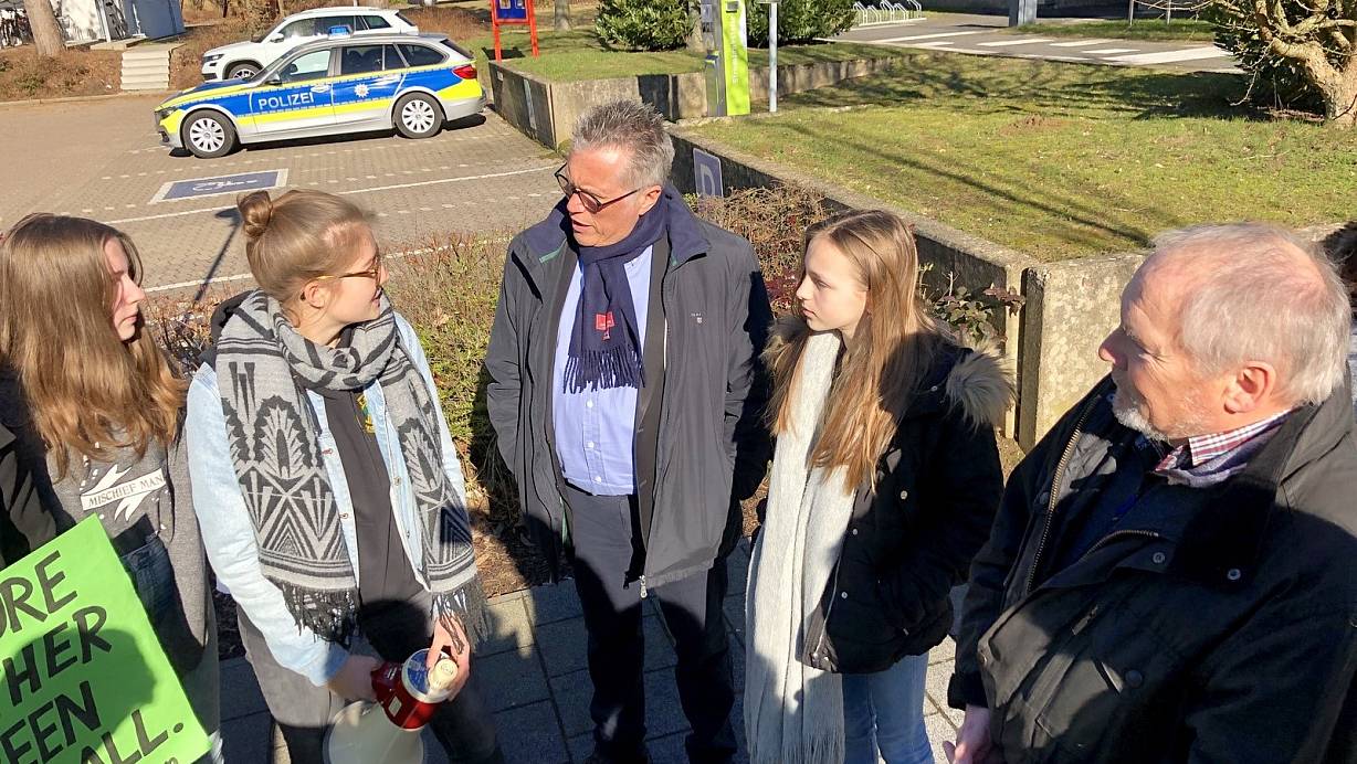 Erfolg: Die jungen Demonstranten haben ein wichtiges Ziel erreicht. Man hört ihnen zu. Bürgermeister Ulrich Rolfsmeyer und UWG-Ratsmitglied Wolfgang Körner-Hemicker kamen zu der Demonstration, diskutierten mit Phöbe Schröder (2.v.l) und den Schülern und luden sie zum Feuer- und Umweltausschuss ein. | © Alexander Jenniches