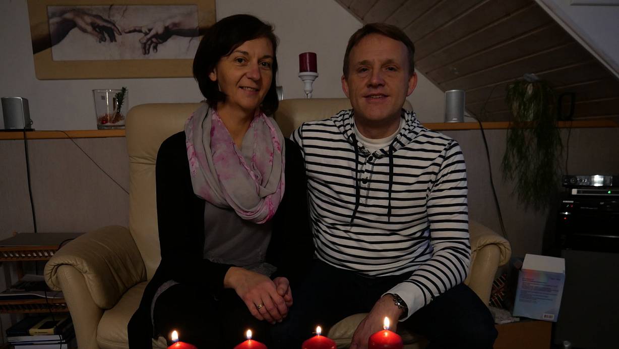 Es weihnachtet in der Wohnung von Arthur und Nelli Wall. Aber durch Corona ist die Adventszeit eben doch ganz anders als sonst. So muss auch das alljährliche große Familientreffen ausfallen. | © Kirsten Tirre