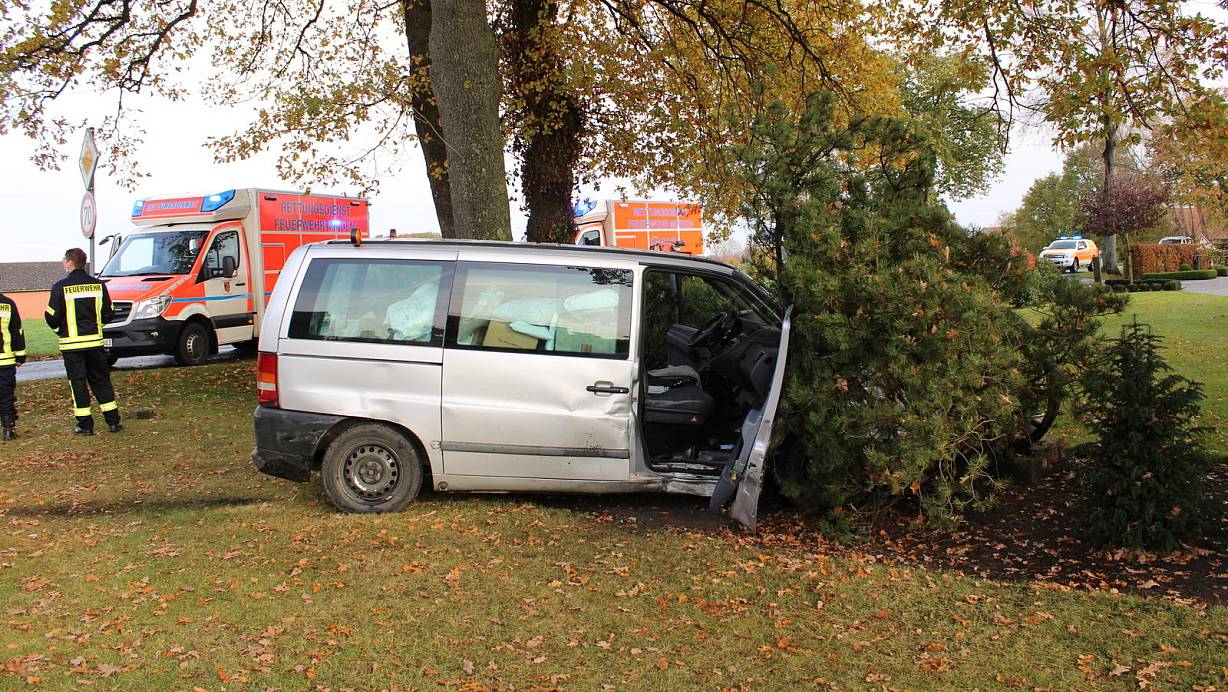 Der 47-jährige Fahrer und sein 13-jähriger Beifahrer aus dem DB Vito wurden verletzt ins Krankenhaus gebracht. | © Polizei Minden-Lübbecke