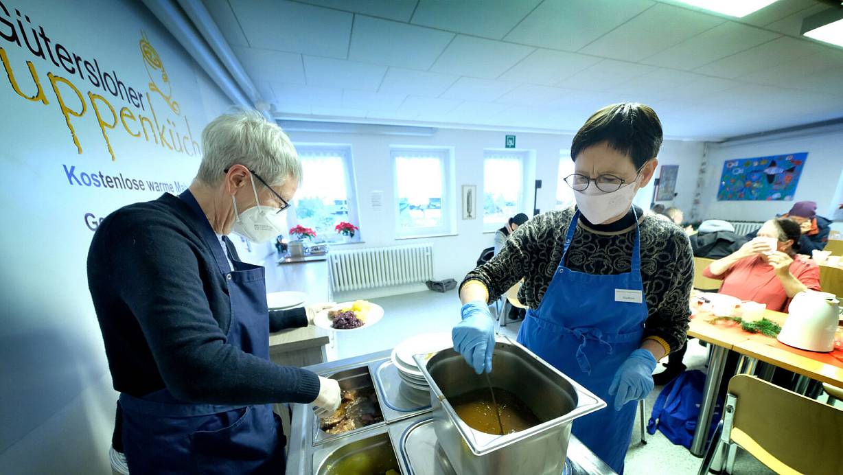 Essensausgabe in den Räumen der Suppenküche. 30 Personen dürfen Platz nehmen. | © Andreas Frücht