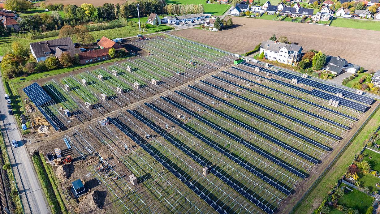 Der Aufbau der Freiflächen Solaranlage in Bruchmühlen. Im November soll sie schon ans Netz gehen. | © Faber Solartechnik