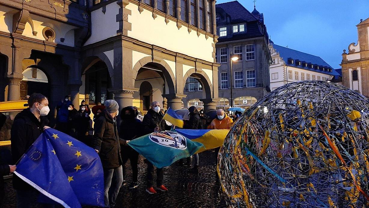 Unter dem Motto "Solidarität mit der Ukraine - Stoppt den Krieg" versammelten sich rund 100 Menschen zu einer Mahnwache vor dem Paderborner Rathaus. | © Lena Henning