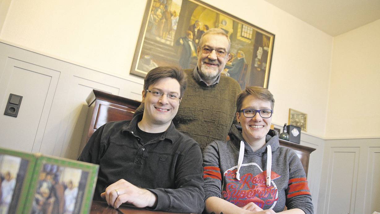 Zwei Generationen, ein Unternehmen: Philipp Schuster (hinten) übernahm das Unternehmen 1983 nach dem Tod des Vaters mit seinem Bruder Manfred. Dessen Sohn Oliver (l.) und Philipp Schusters Tochter Annemarie sind Mitglieder der Geschäftsführung und werden das Unternehmen fortführen. | © Foto: Anne Neul||