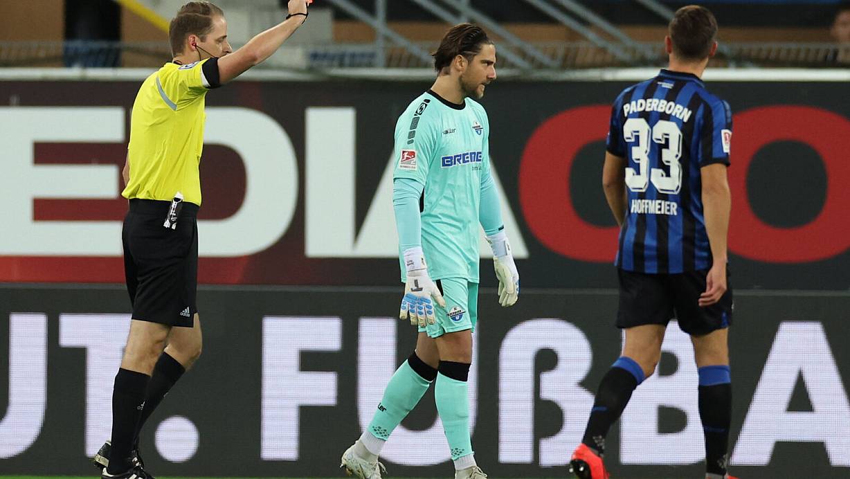 Schiedsrichter Martin Thomsen zeigt Rot, für Jannik Huth (M.) ist das OWL-Duell gegen Bielefeld bereits nach acht Minuten beendet. Paderborns Keeper muss nun in den kommenden beiden Zweitligaspielen zuschauen. | © dpa