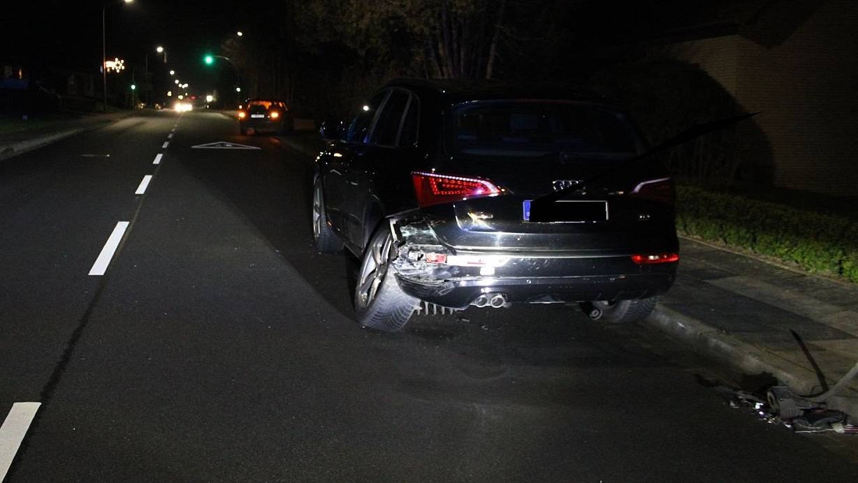 Den unbeteiligten Audi hat es schwer getroffen. | © Polizei Minden-Lübbecke