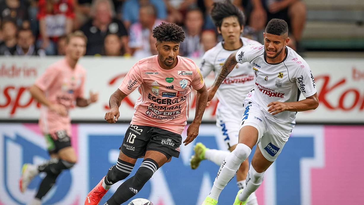 Nicht Arminias Leihgabe an Hartberg, Noel Niemann (l.), steht nun im Transferfokus - vielmehr sein Gegenspieler aus der österreichischen Bundesliga. | © imago images