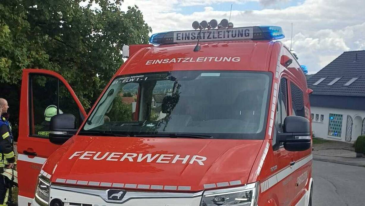 Ein Einsatzleitwagen Einsatzleitwagen steht am Krankenhaus in Bad Driburg. | © Feuerwehr Nieheim