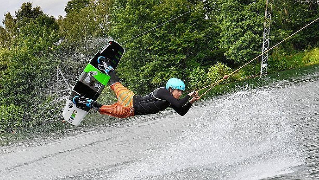 Niklas Bentlage dreht bis zu drei Mal in der Woche seine Runden mit dem Wakeboard auf der Wasserski-Anlage Paderborn. Das Wetter ist dabei kein Hindernis für den Fan dieser neuen Trendsportart. | © FOTO: REINHARD ROHLF