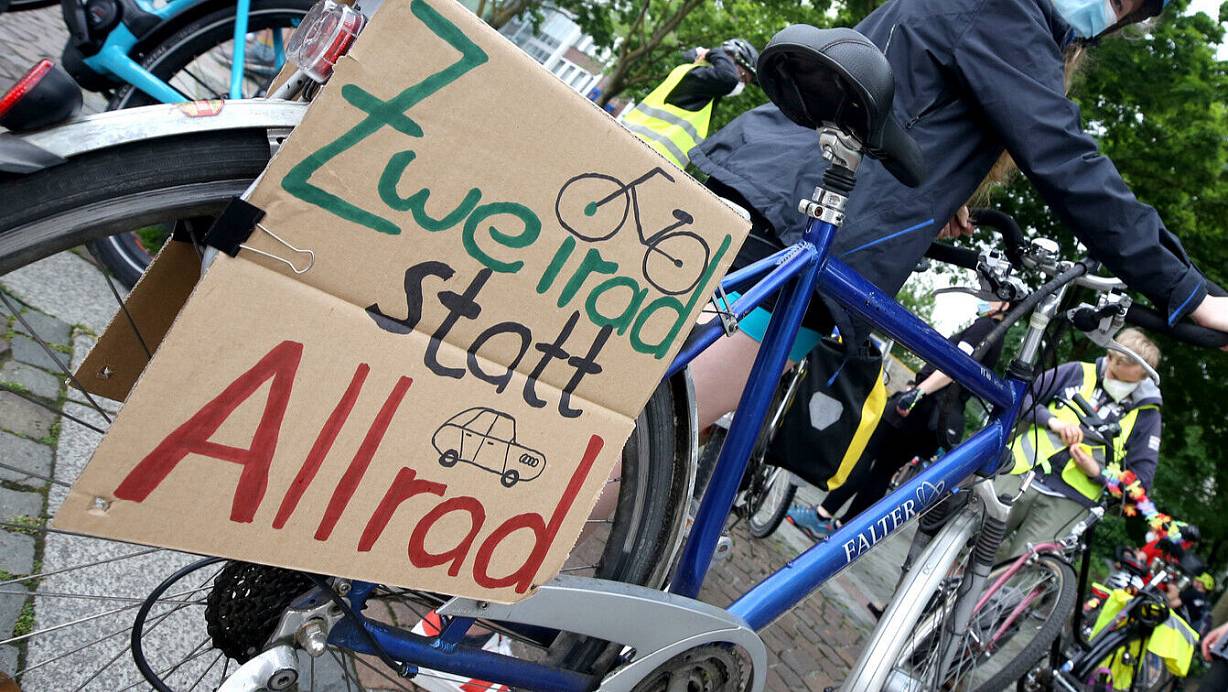 Gegen den Ausbau von Straßen gehen immer mehr mit dem Fahrrad  - so auch am heutigen Sonntag. | © picture alliance/dpa/Symbolbild