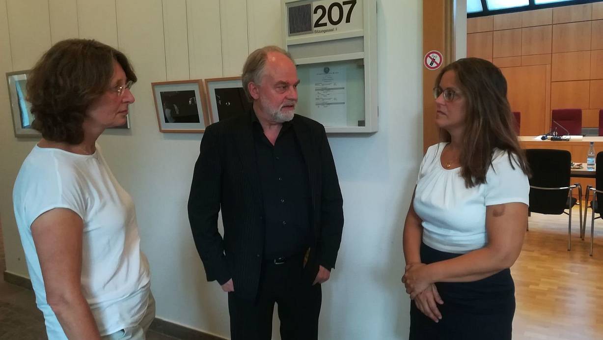 Die Kläger: Inge Hölscher (Presbyterium, v.l.), Pfarrer Eckhard Struckmeier und Susanne Grau <br />(Presbyterium) vertraten den evangelisch-lutherischen Kirchenkreis <br />Lübbecke.<br /> | © Frank Hartmann