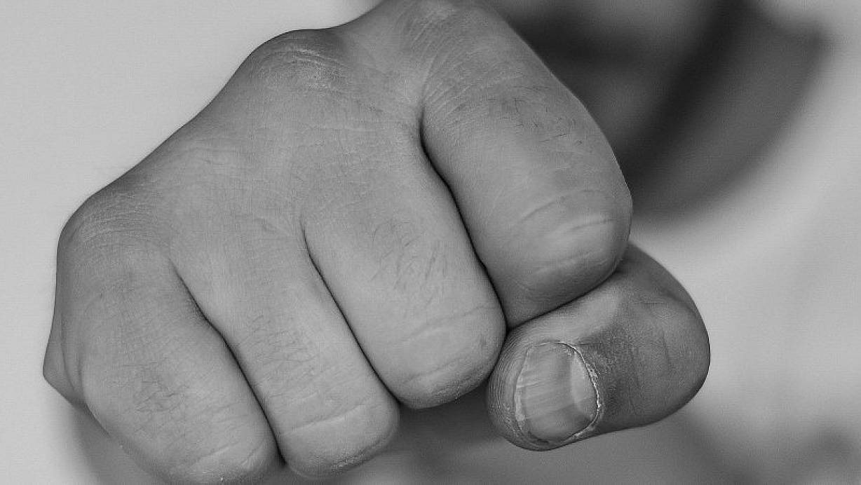 Der Mann war kaum zu bändigen. |