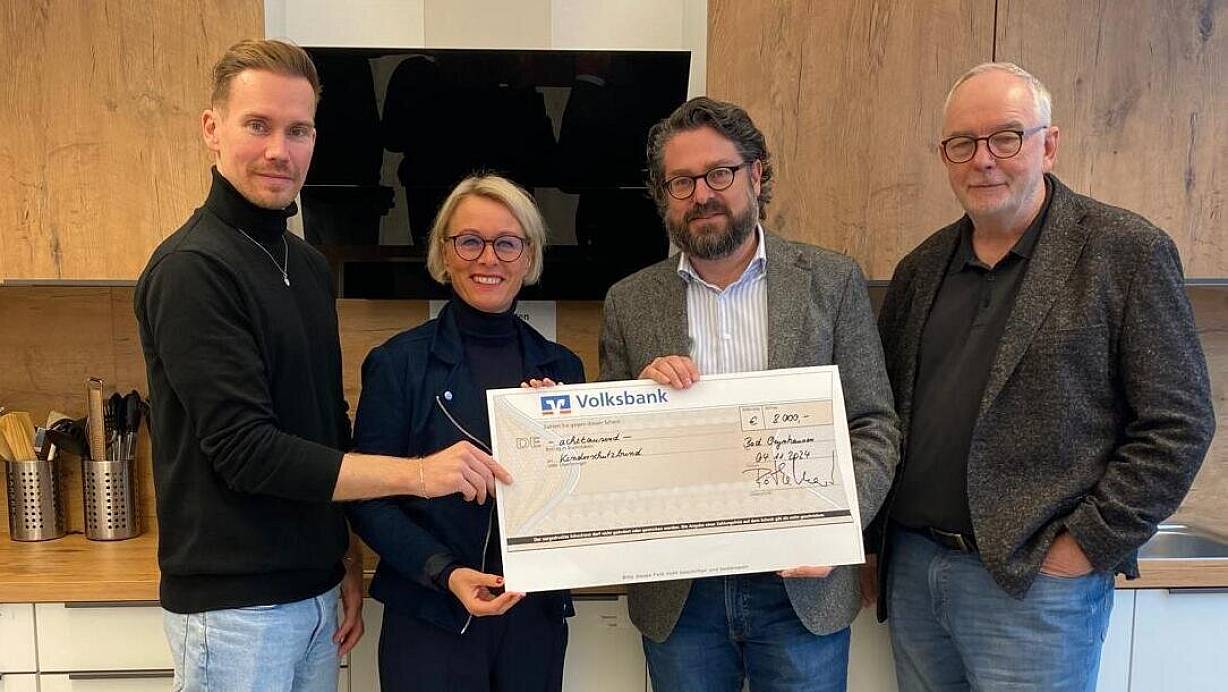 Spendenübergabe: Daniel Borcherding (v.l.) vom Kinderschutzbund Bad Oeynhausen), Nicole Brinkmann<br />(Leiterin Geschäftsstelle), Frank Viseneber und Joachim Meynert (Vorstand Kinderschutzbund). | © Brand & Co