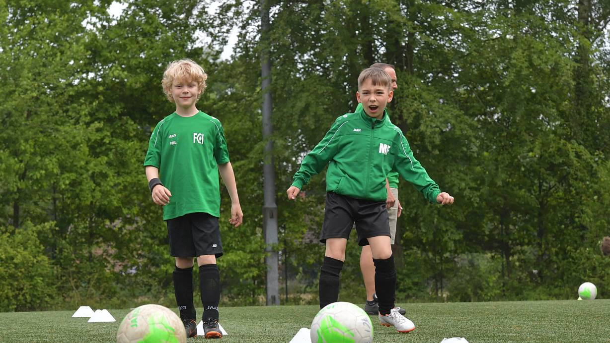 Fußballtraining ist zu zweit erlaubt, mit der Mannschaft wohl auch weiterhin nicht. Foto: Jens Dünhölter | © Jens Dünhölter