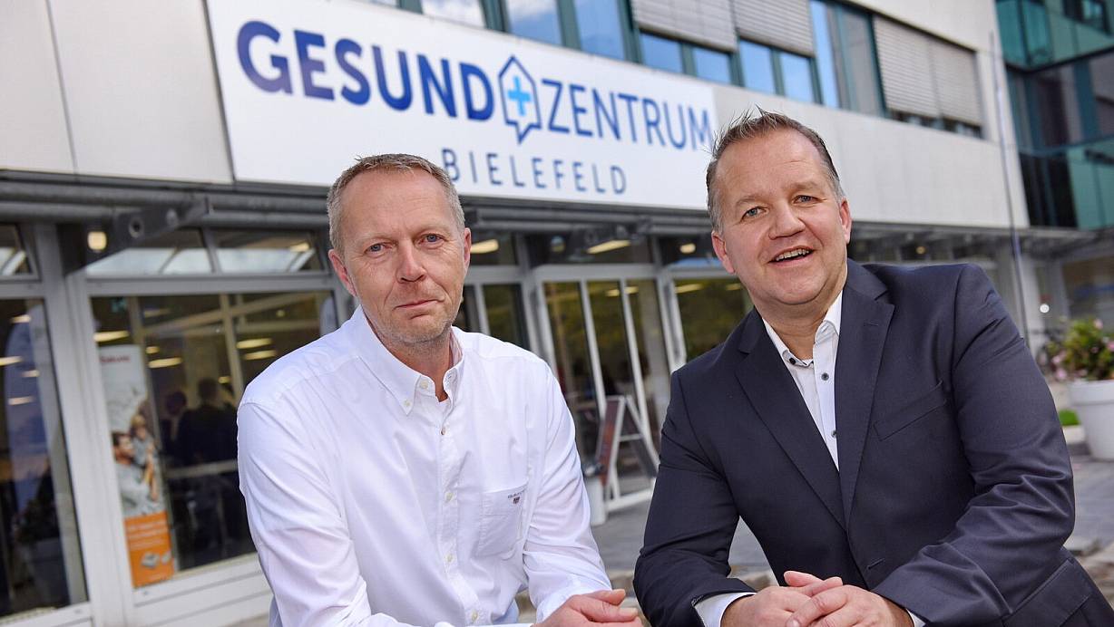 Der Geschäftsführer des neuen Bielefelder Gesundheitszentrum am Südring, Ilja Skora (l.), und Markus Wendler, Geschäftsführer der Firma PVM, unter dessen Dach das Zentrum eröffnet, hoffen auf viele Besucher - nicht nur beim Tag der offenen Tür. | © Barbara Franke