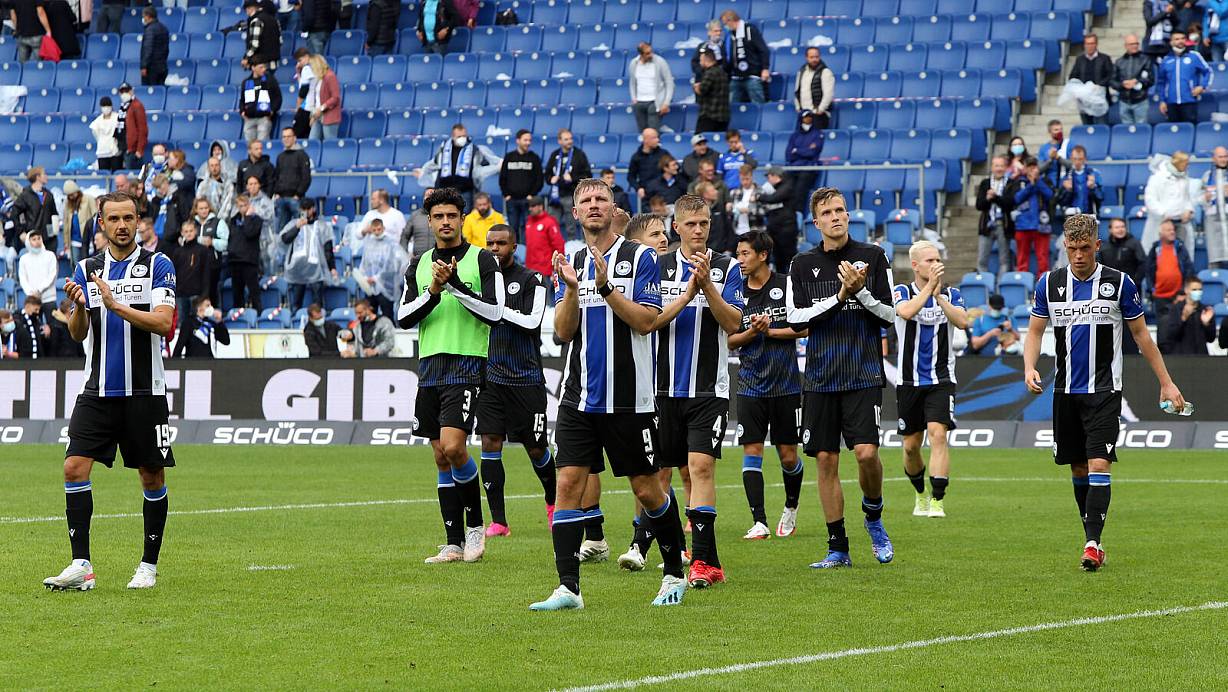 Mit einer couragierten Schlussphase, in der Arminia völlig von seiner vorsichtigen Spielweise abwich, verdienten sich die Spieler Applaus ihrer Fans. | © Wolfgang Rudolf