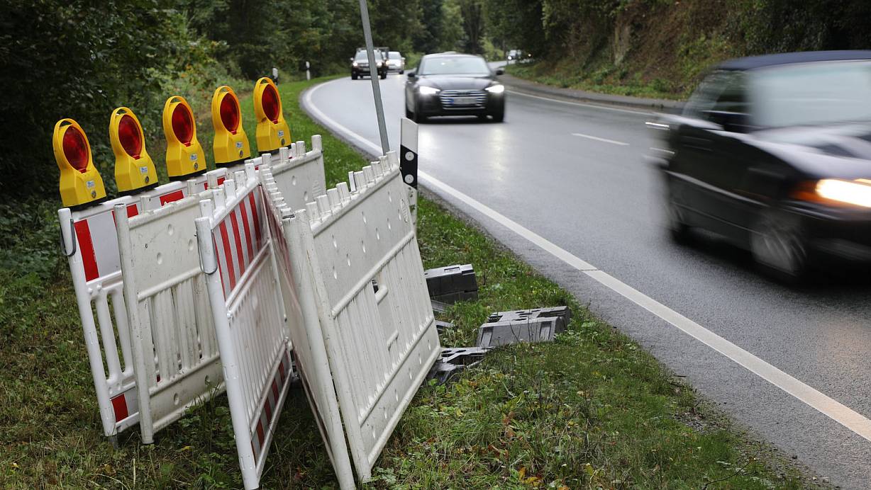 Ab Montag ist die Bundesstraße 64 von der Ortsausfahrt Höxter Richtung Godelheim wegen Baumfällarbeiten gesperrt. | © Simone Flörke