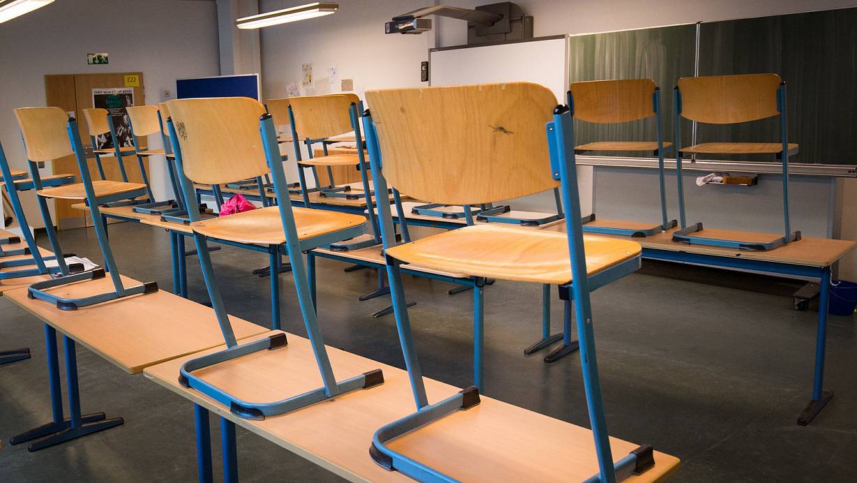 Eine Art "Zwangsferien" m&uuml;ssen die Sch&uuml;ler einer Solinger Grundschule hinnehmen: Eine Sch&uuml;lerin hatte sich mit Hepatitis A infiziert. | &copy; picture alliance / Christian Charisius/dpa