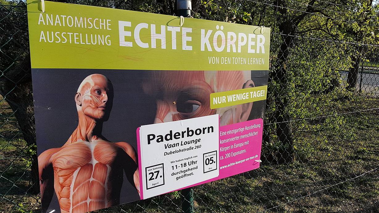 Mit diesen Plakaten werben die Veranstalter im ganzen Stadtgebiet für ihre Ausstellung. | © Birger Berbüsse