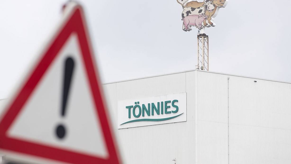Im Tönnies-Schalchtbetrieb in Rheda-Wiedenbrück müssen weitere 5.350 Mitarbeiter auf das Coronavirus getestet werden. | © picture alliance