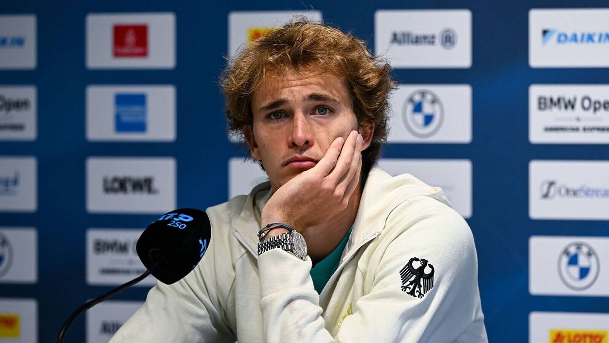 Sucht weiter nach seiner starken Form aus dem Vorjahr: Alexander Zverev nimmt nach dem Spiel an einer Pressekonferenz teil. | © Sven Hoppe/dpa