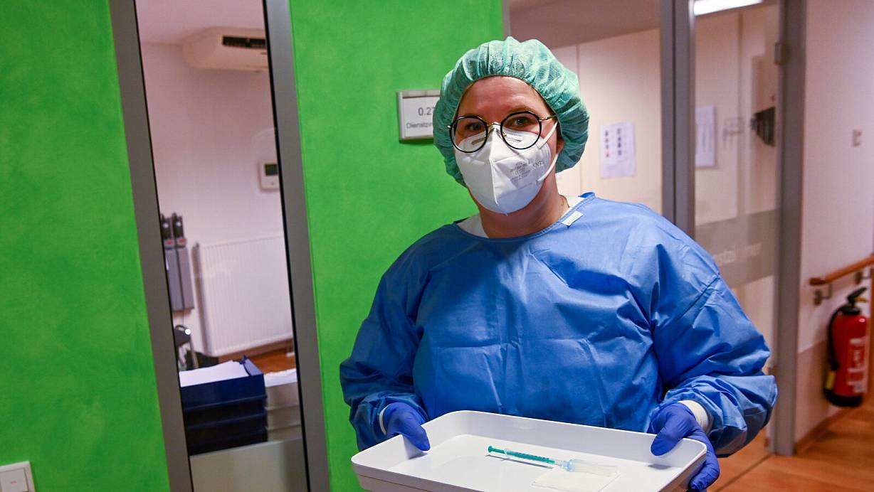 Bewohner des Pflegezentrums Quelle erhalten im Dezember 2020 als erste den Impfstoff gegen das Corona-Virus, Apothekerin Annika Hilgers (EVKB) bringt die erste Spritze mit dem Impfstoff. | © Archivbild: Christian Weische