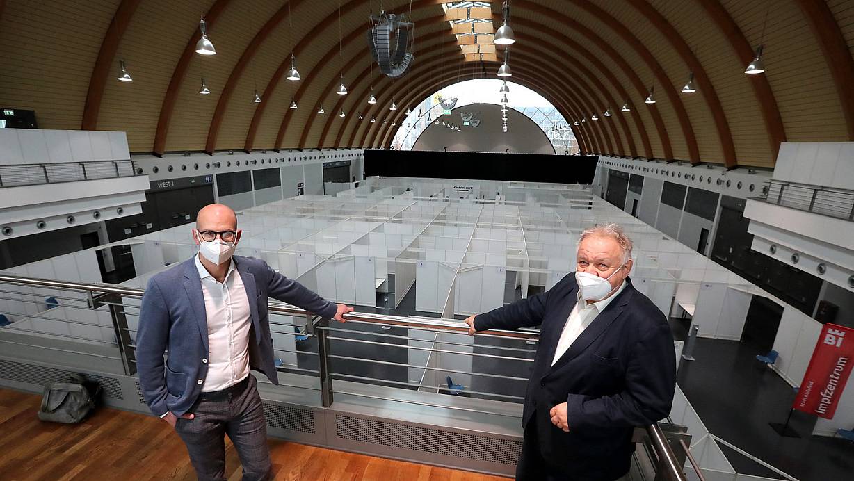 Ingo Nürnberger und Theodor Windhorst sind um ihre Jobs derzeit nicht zu beneiden. In der Ausstellungshalle der Stadthalle könnte deutlich mehr geimpft werden. Doch es fehlt an Impfstoff. Wie kann die Impfung beschleunigt werden? | © Wolfgang Rudolf