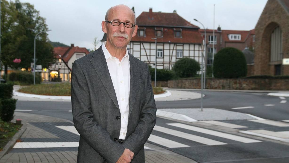 Landratskandidat Siegfried Gutsche (Grüne) tritt für mehr Polizeipräsenz ein und will die Lübbecker Wache auch nachts besetzt wissen. | © Frank Hartmann