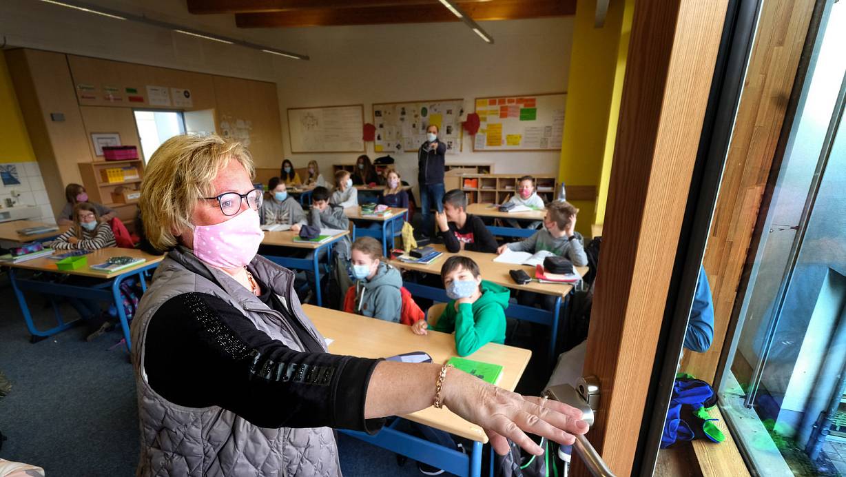 Mit Maske und viel Lüften: In Bielefeld scheinen solche Maßnahmen in Schulen zu helfen. Es gebe weniger Ansteckungen, so der Krisenstab. | © Frücht