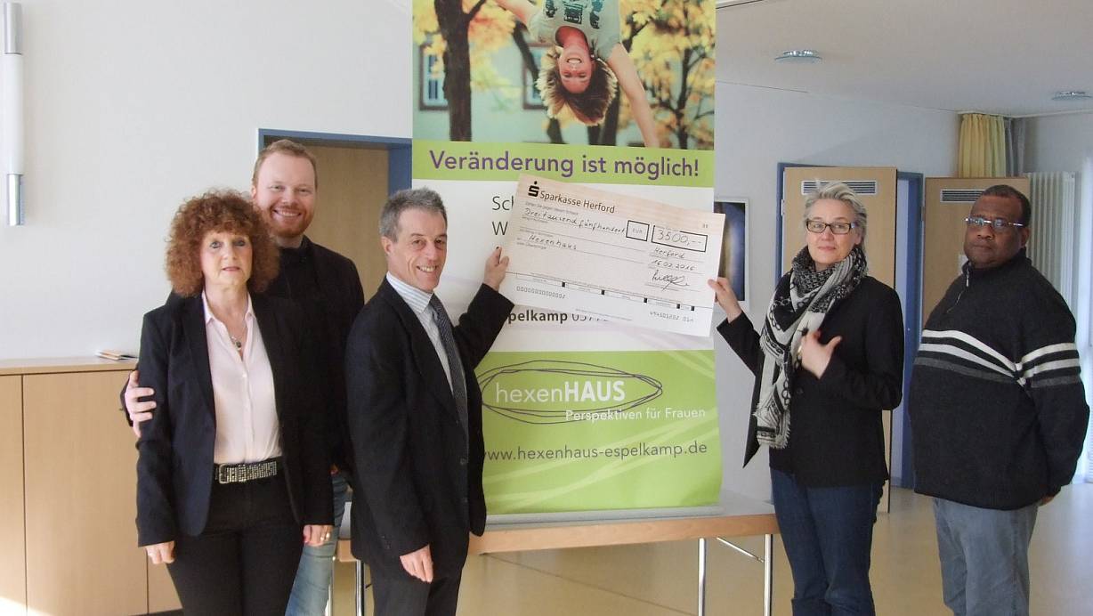 Spende an das Hexenhaus: Kerry O'Sullivan-Meyer, David O'Sullivan, Roddy Mackenzie, Elke Schmidt-Sawatzki (Hexenhaus), Joseph Kenneth Maison (v. l.) | © Robert Rolf Grundmann