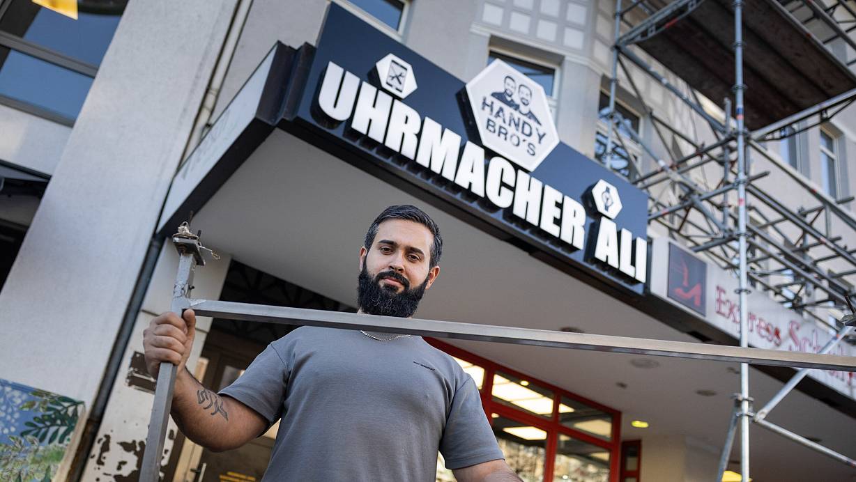 Kojie Ali zeigt die Halterung, die an seinem Geschäft am Oberntorwall in Bielefeld aus der Decke gerissen worden ist. | © Oliver Krato