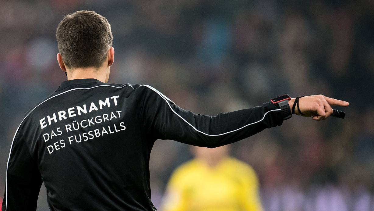 Rückgrat des Fußballs, Rückgrat des Sports: das Ehrenamt. | ©  picture alliance