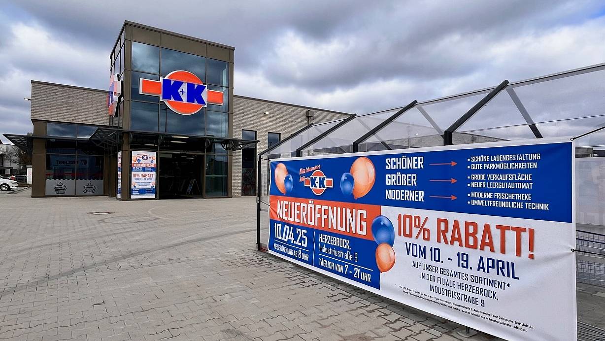 Ein Banner vor dem Markt in Herzebrock-Clarholz im Kreis Gütersloh kündigt die Neueröffnung am 10. April an. | © Robert Becker