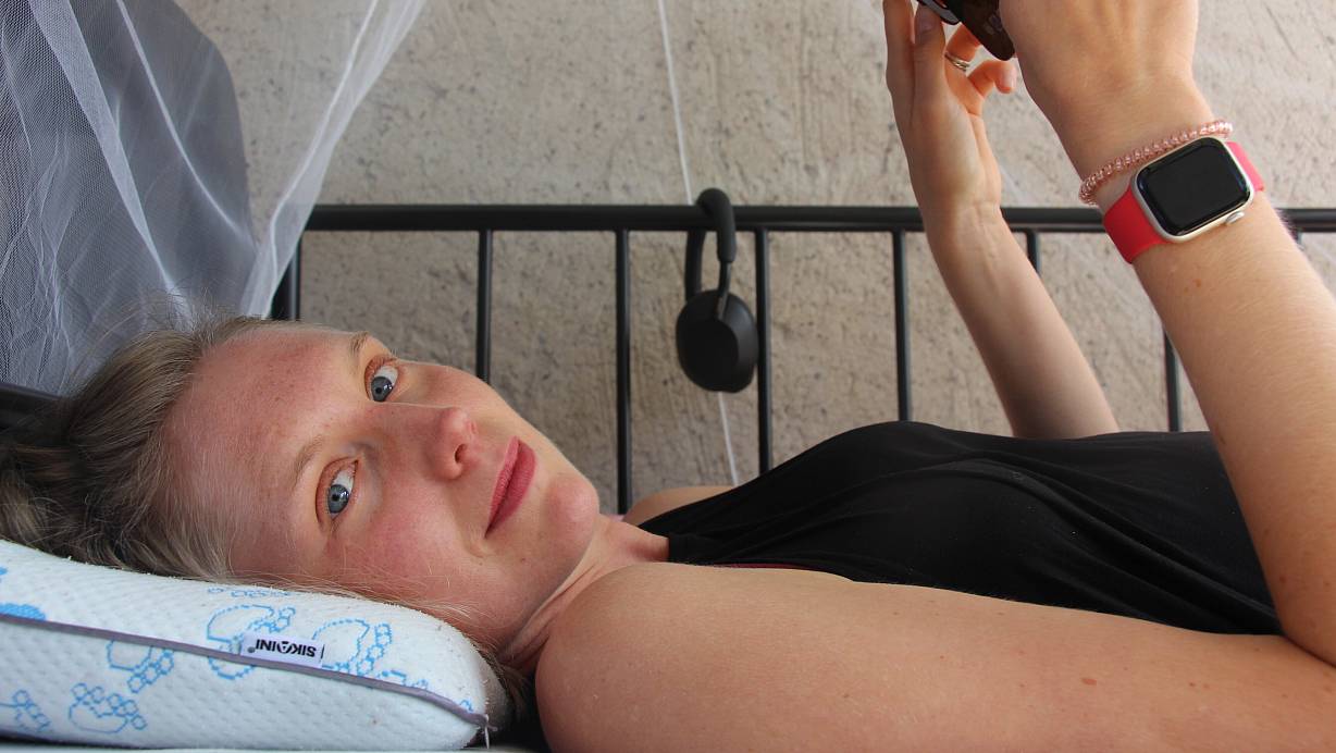 Ann-Kathrin Begemann (37) aus Dörentrup leidet seit etwa zwei Jahren an chronischen Rückenschmerzen und muss den überwiegenden Teil des Tages liegen. "Das ist kein Leben mehr", sagt sie. | © Janet König