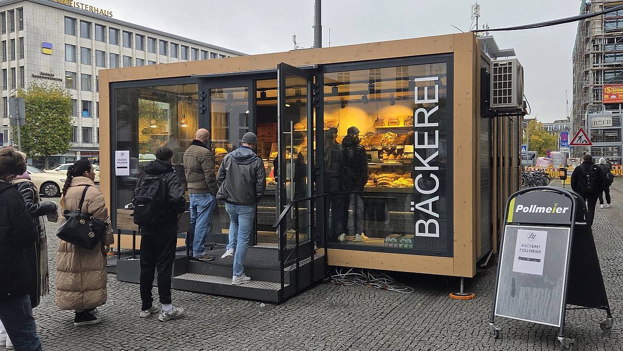 Container oder hippes Tiny House? So stilvoll sehen provisorische Shops selten aus. | © Justus Rahn