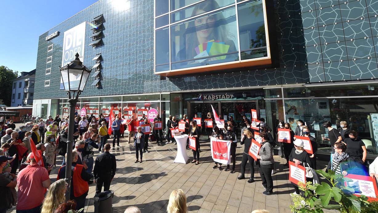 Rund 70 Karstadt-Beschäftigte setzten sich zusammen mit Passanten, Vertretern aus Politik und Gewerkschaft am Samstagvormittag für den Erhalt des Warenhauses ein. | © Jens Dünhölter