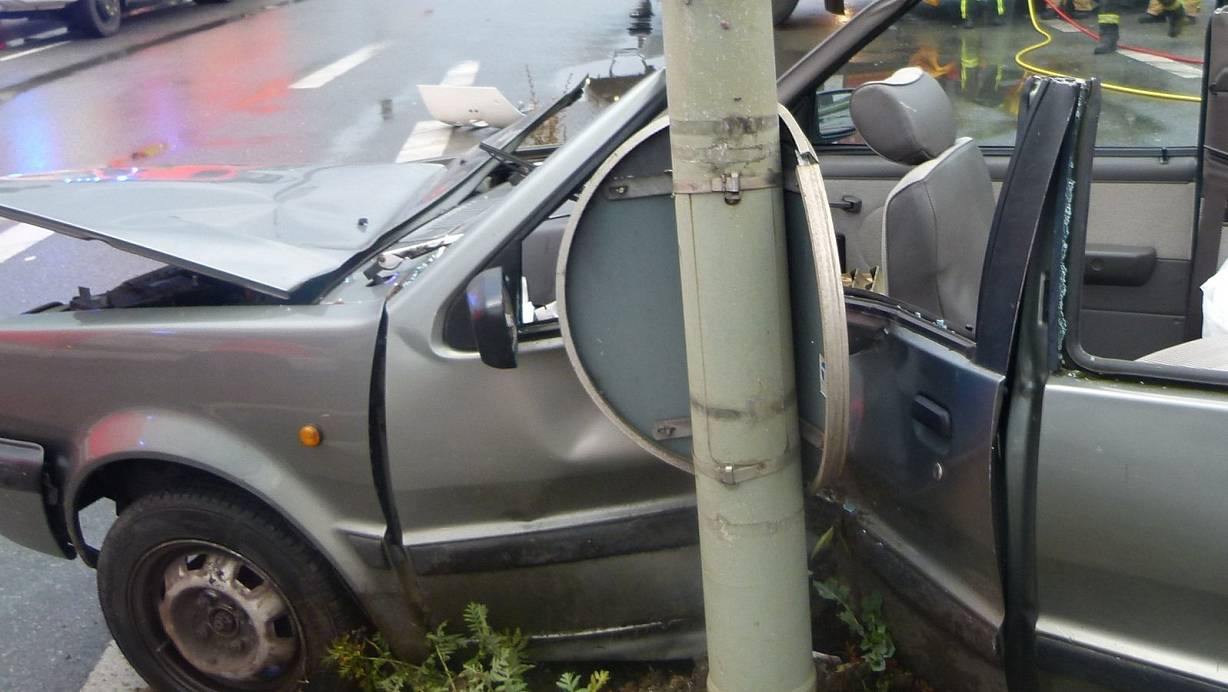 Der Nissan des Mindeners prallte mit der Fahrerseite gegen einen Ampelmasten. | © Polizei Minden-Lübbecke