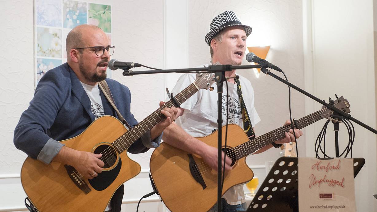 Das Duo "Walk Walk" aus Vlotho covert Songs aus den 1980ern oder frühen 1990ern von "Joy Division" über Kate Bush bis Nirvana, die im Doppel-Gitarrensound vertraut und neu zugleich klingen. | © Ralf Bittner