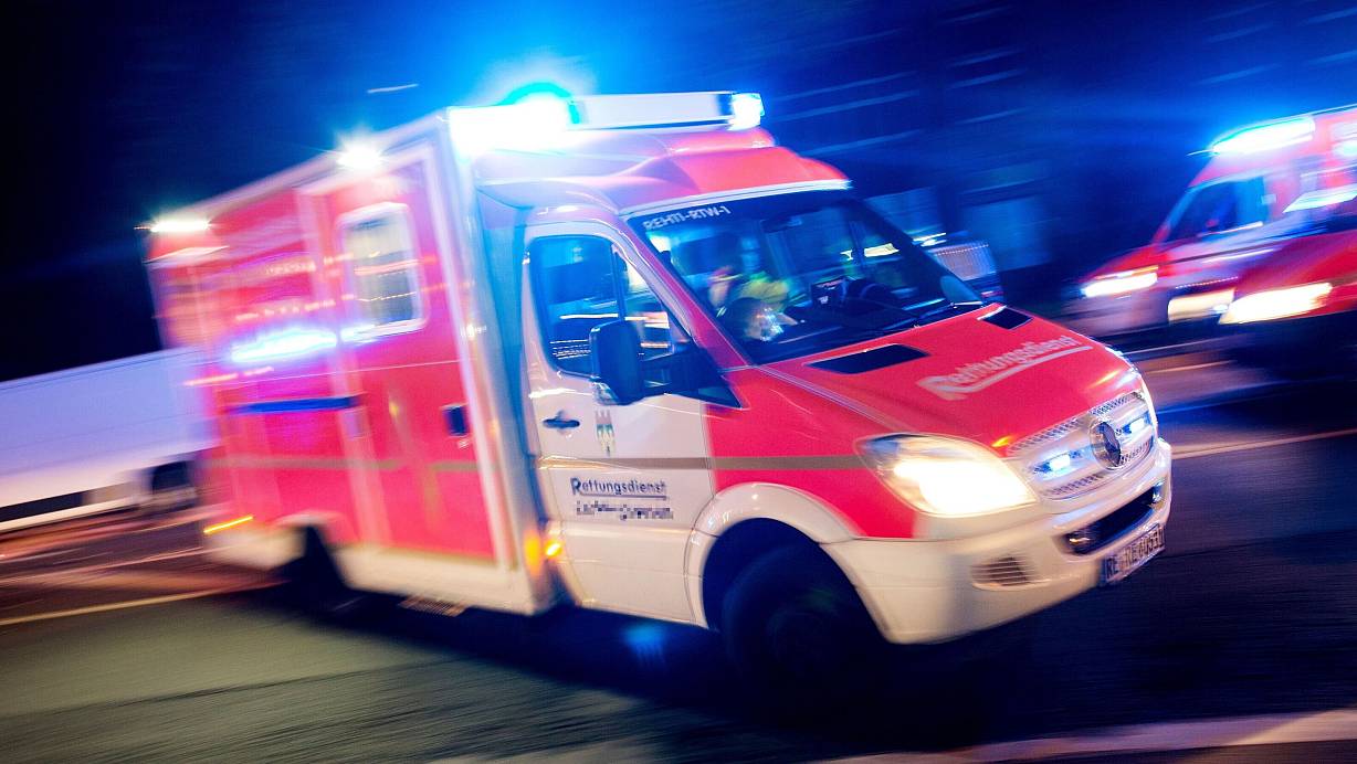 Der Rettungsdienst transportierte den 72-Jährigen mit schweren Verletzungen in ein nahegelegenes Krankenhaus. | © picture alliance / dpa
