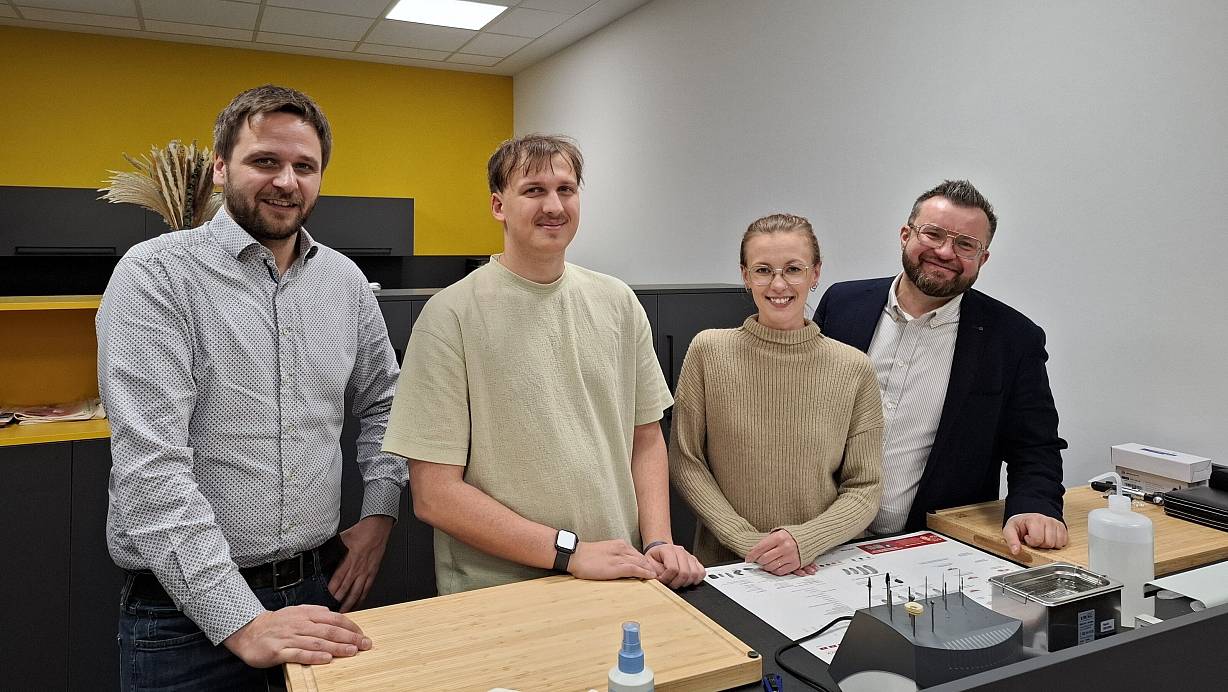 Vincent Gansel, Tomas Kovalevski, Magdalena Ferwagner und David Häusler in ihrer offenen Werkstadt in den Räumlichkeiten der früheren Volksbank-Filiale in Friedrichsdorf. | © Philipp Kersten