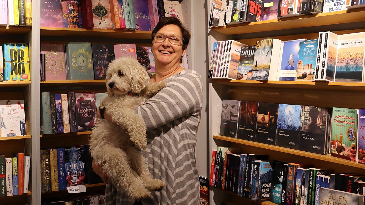Die Buchhändlerin Kirsten Beul spürt den Einfluss von Social Media auf den Buchmarkt. In ihrer Buchhandlung Dehne in Löhne hat sie ein eigenes Regal für die BookTok-Trends. | © Veronika Kinsfator