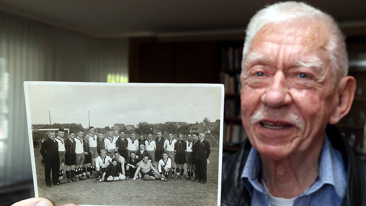 "Die Kameradschaft unter den Spielern war damals kolossal": Udo Pehle zeigt ein Mannschaftsfoto aus dem Jahr 1923. Sein Vater "Mondo" Pehle sitzt vorne, ganz links. | © Wolfgang Rudolf