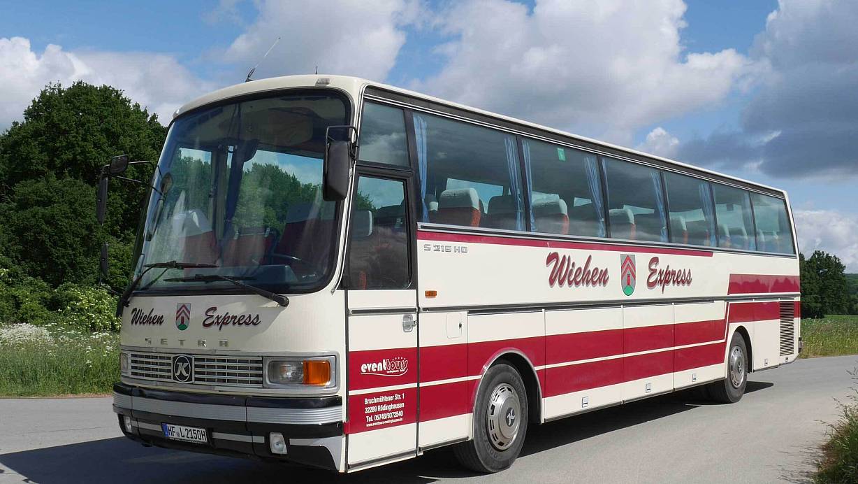 49 Mitreisenden bietet der Setra S215HD des Ulmer Herstellers Kässbohrer Platz. Der Bus verfügt dank der Hochdecker-Bauweise zusätzlich noch über ein beachtliches Gepäckabteil. | © Jörg Militzer