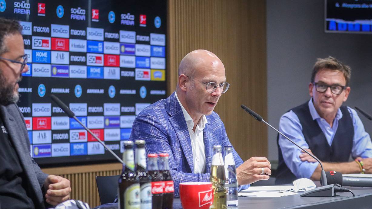 Bielefelds Krisenstabschef Ingo Nürnberger und Arminias Finanzchef Markus Rejek (r.) stellten gemeinsam vor, wie der DSC den Bundesligaheimauftakt in Corona-Zeiten stemmen will. | © Sarah Jonek